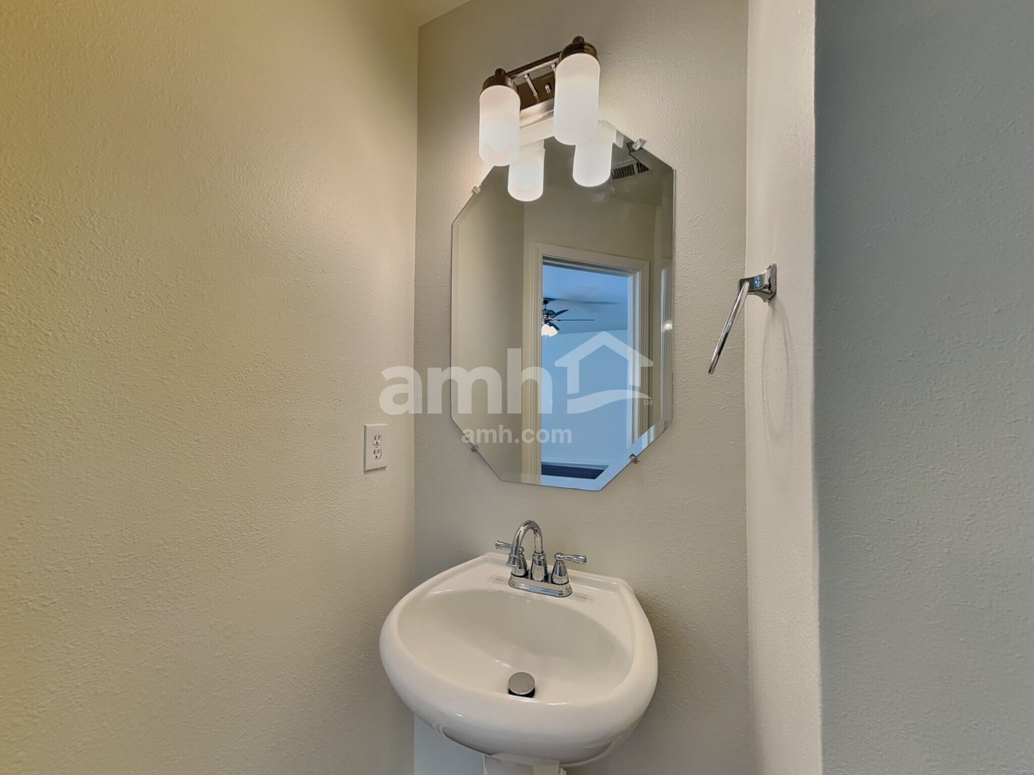 Building Photo - 2524 Ingleside Dr