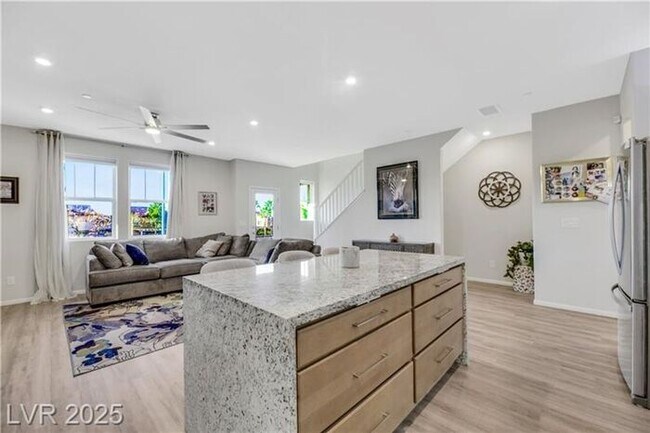 Building Photo - Modern 4-Bed Townhouse in Henderson