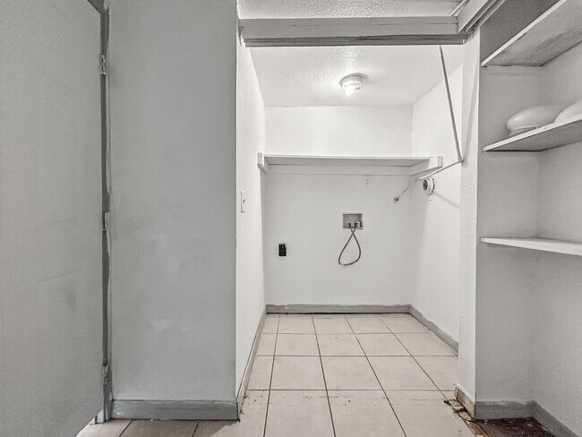 Building Photo - Spacious Tampa Home for Rent | Great Location & Large Yard! 3bed |2bath