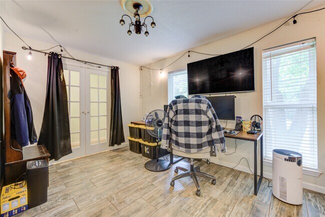 Building Photo - 3530 Kentwood Dr