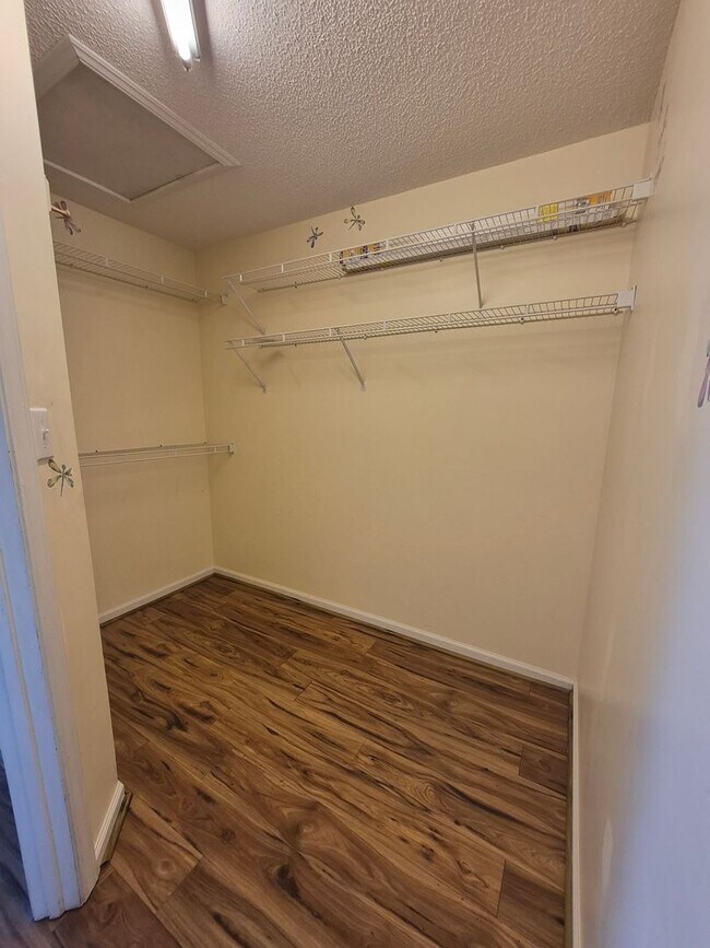 Building Photo - NEW LISTING!!!!!