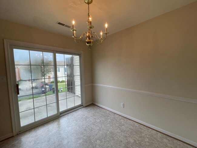 Building Photo - Timberlake Area Townhome