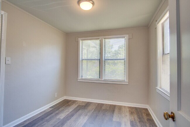 Building Photo - Central Pensacola 2BR Home with Fenced Yard, Updated Interior & Immediate Availability