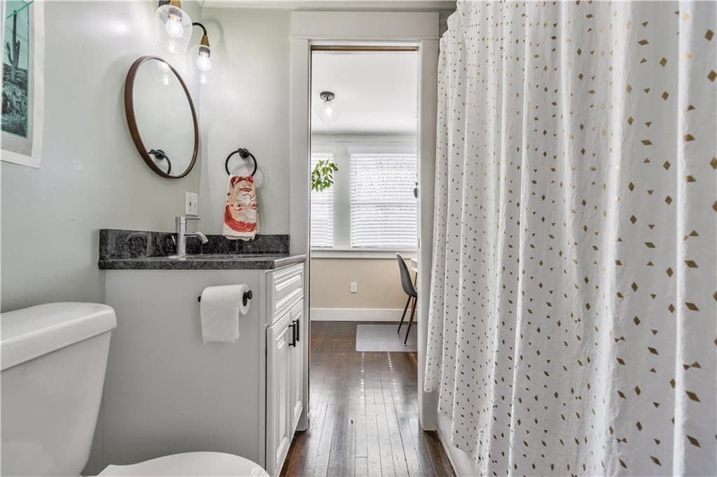 interior-2nd floor: 2nd bathroom (jack-and-jill between bedrooms 2 and 3) - 4244 Holmes St