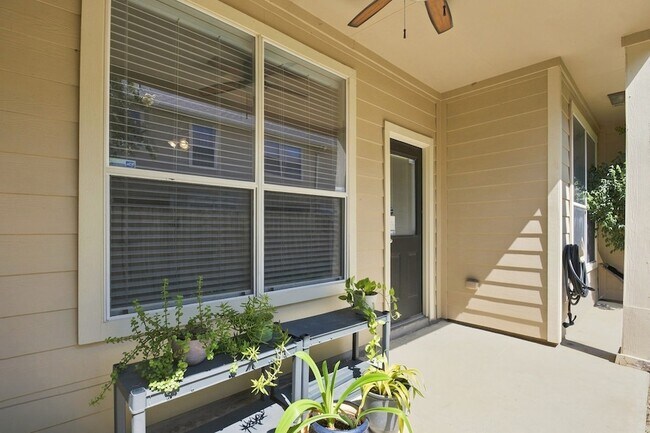 Building Photo - 930 Sterling Creek Cir
