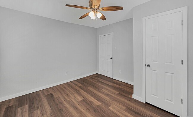 Building Photo - Updated 2 Bedroom Rental with Large Backyard