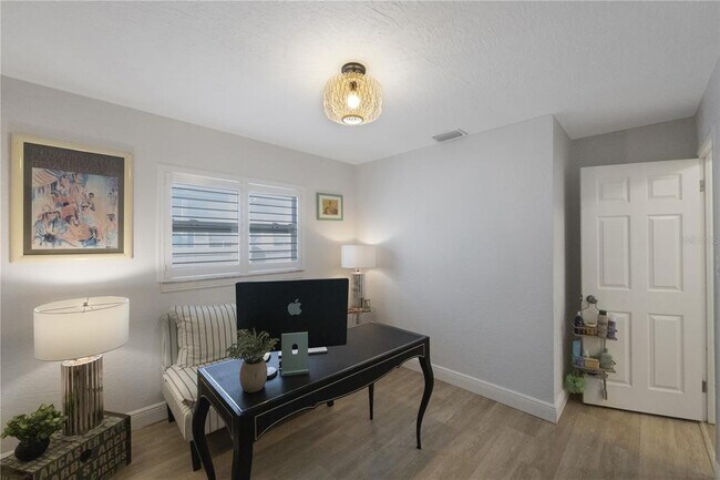 Building Photo - 702 Gray St S