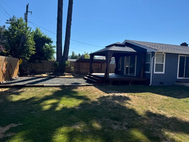 Building Photo - Great 3-Bedroom, 2-Bath Ranch Style Home w...