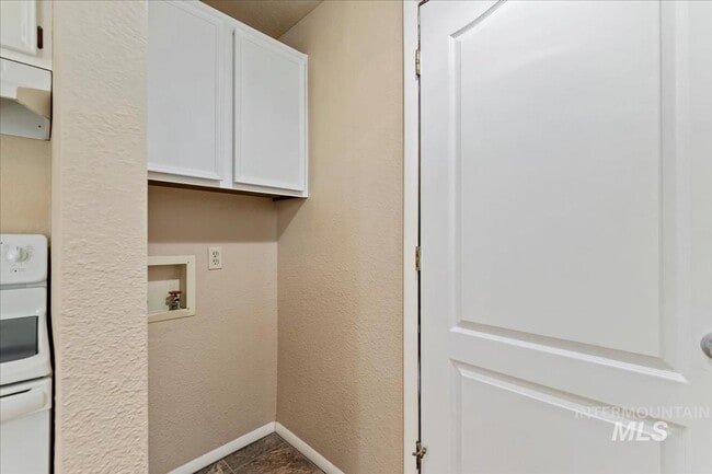 Building Photo - Updated Kuna Home with Private Backyard