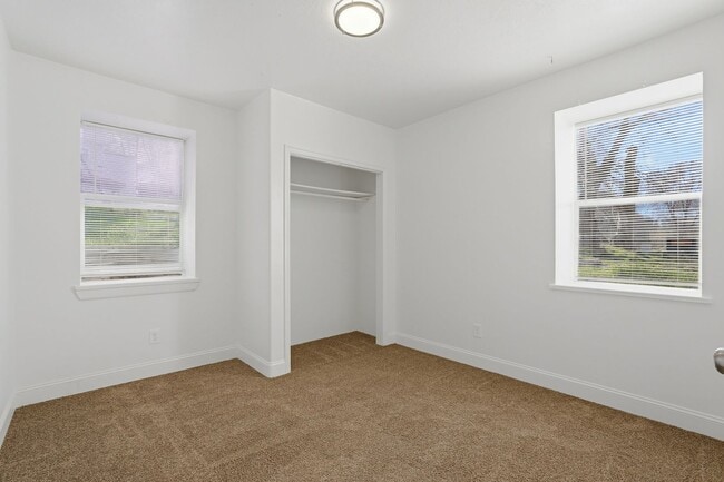 Building Photo - 541 27th St