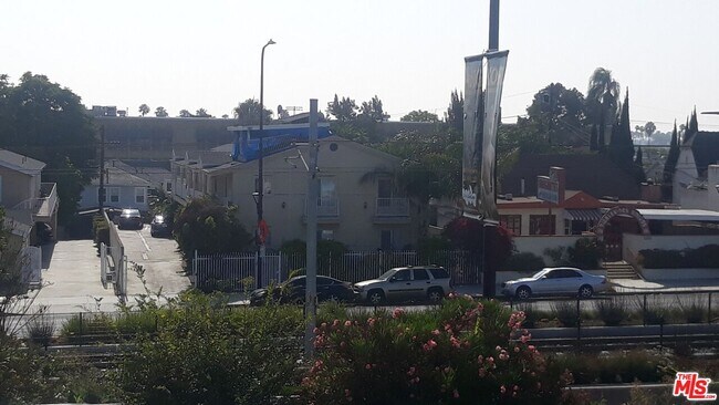 Building Photo - 5017 S Crenshaw Blvd