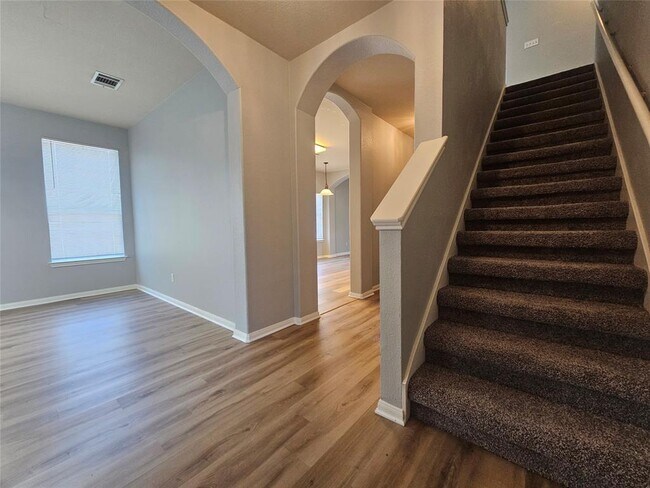 Building Photo - 164 Ashwood N