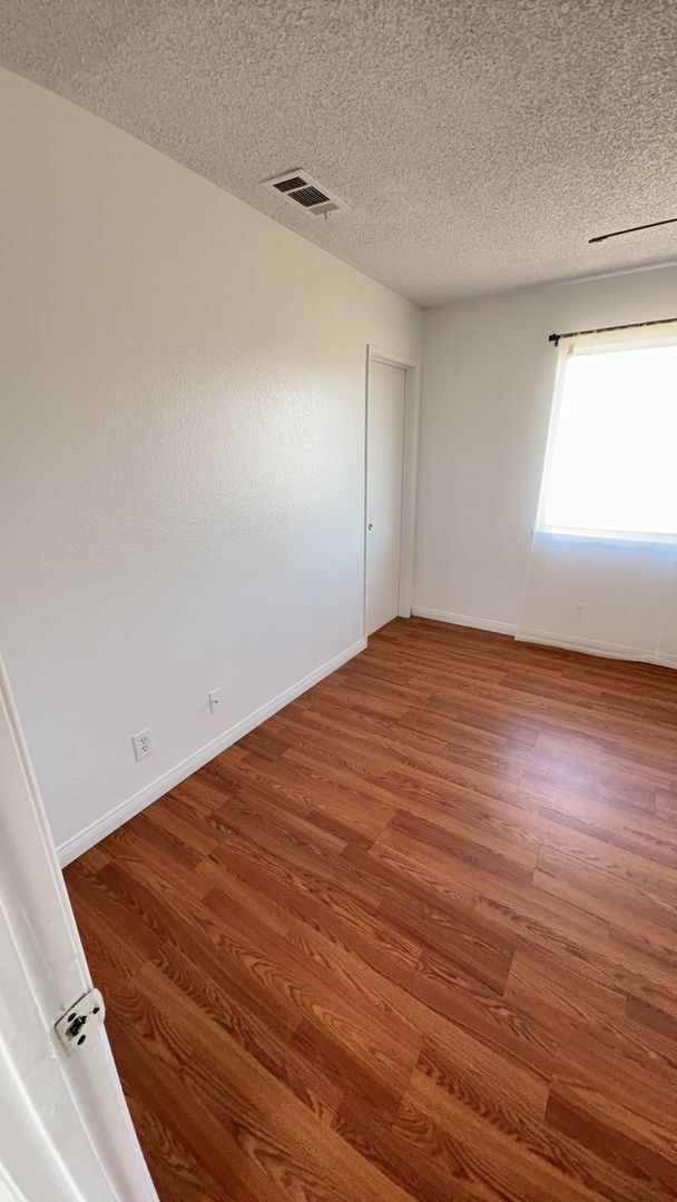 Building Photo - 3 BEDROOM APPLE VALLEY HOME