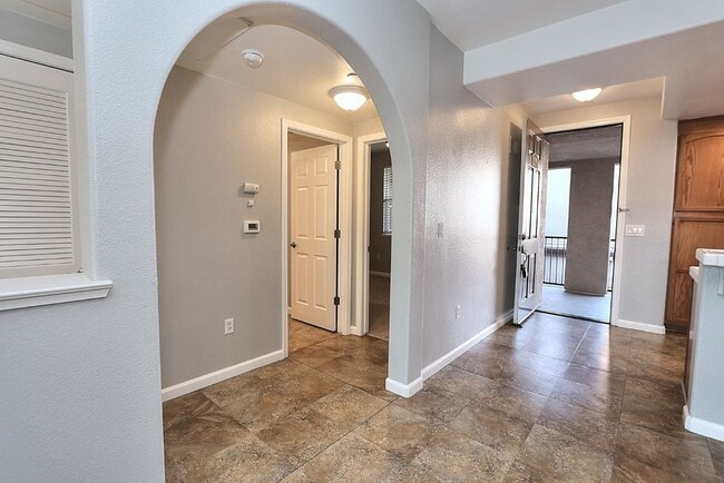 Building Photo - Beautiful Condo in Gated Community for Rent!