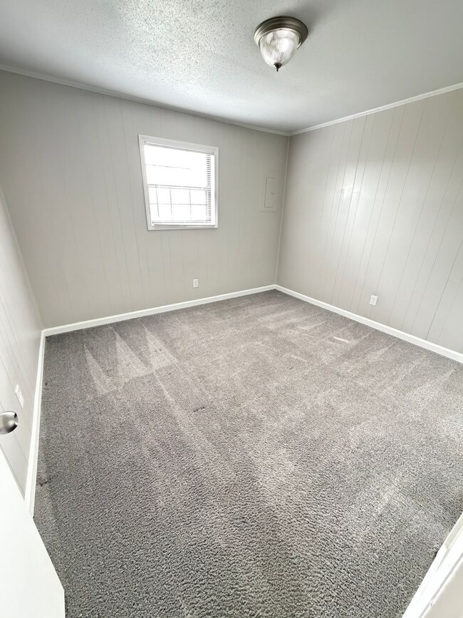 Building Photo - Oxford-2 Bedrooms