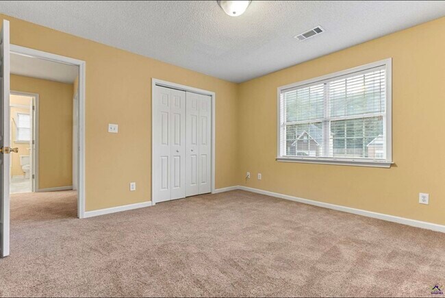 Building Photo - 541 Edgefield Way
