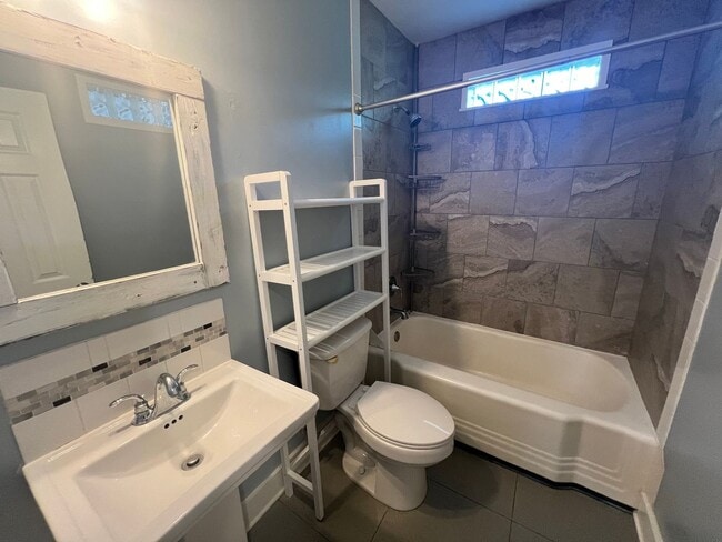 Building Photo - 2 Bedroom 2 Bath House on James Island - Charleston