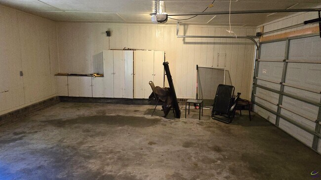 Building Photo - 201 Quail Run Dr