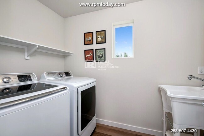 Building Photo - 4 Bedroom Home with Valley Views!