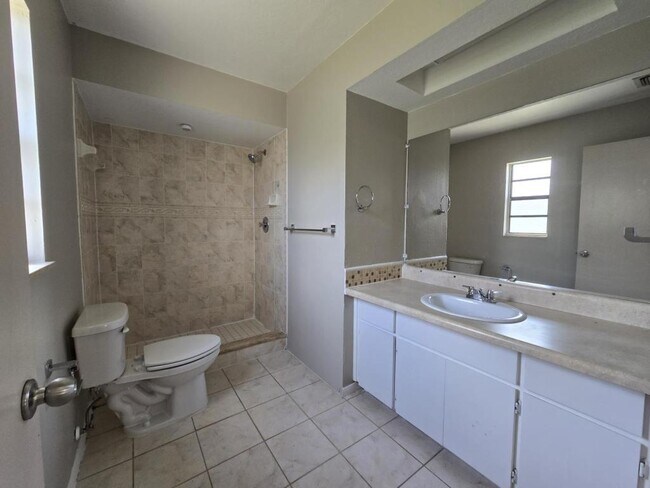 Building Photo - 12367 Linden Dr
