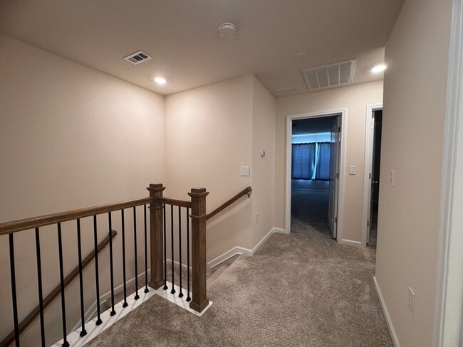 Building Photo - 3BR 2.5BA Townhome