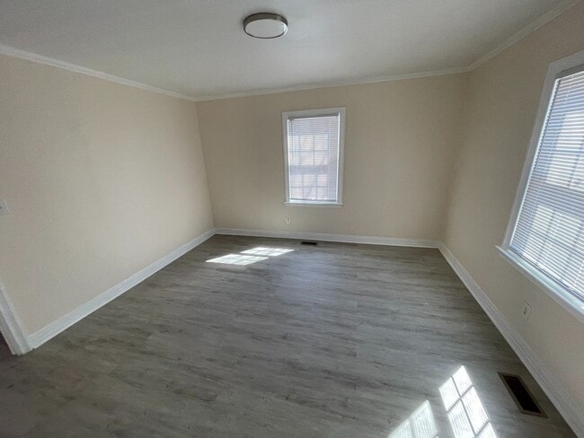 Building Photo - 2 Bedroom House - Available late August