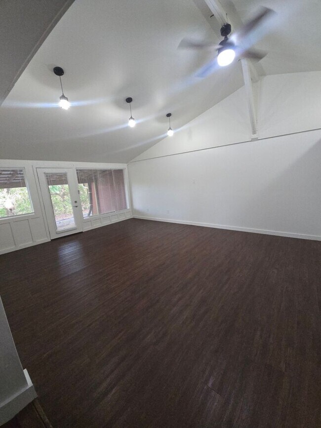 Building Photo - 1 bedroom with office and full bathroom