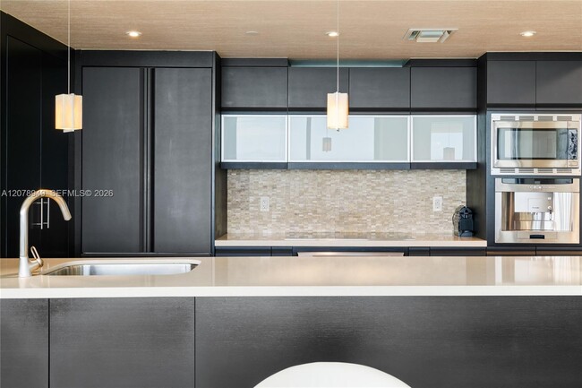 Building Photo - 5875 Collins Ave