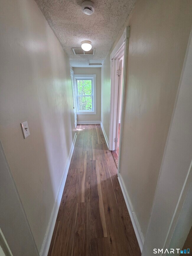 Building Photo - 22 Lakeview St