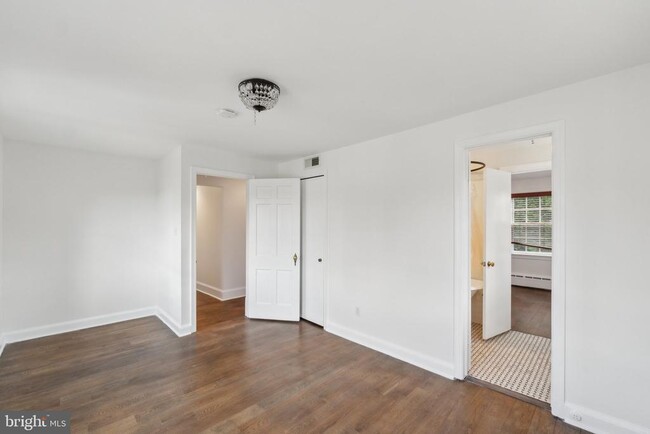 Building Photo - 5305 Saratoga Ave