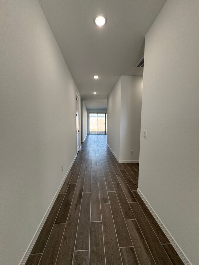 Building Photo - 7606 W Smoketree Dr