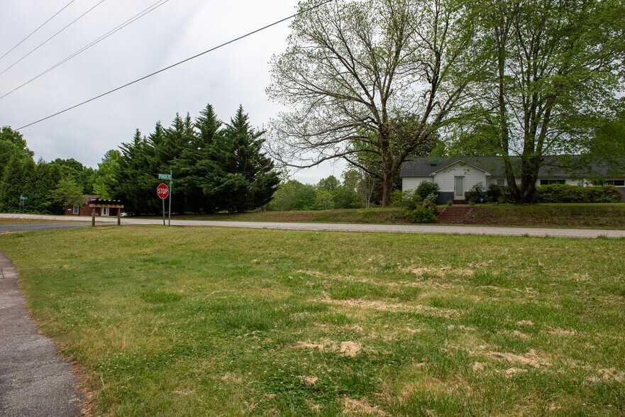 Building Photo - 105 Peach Dr