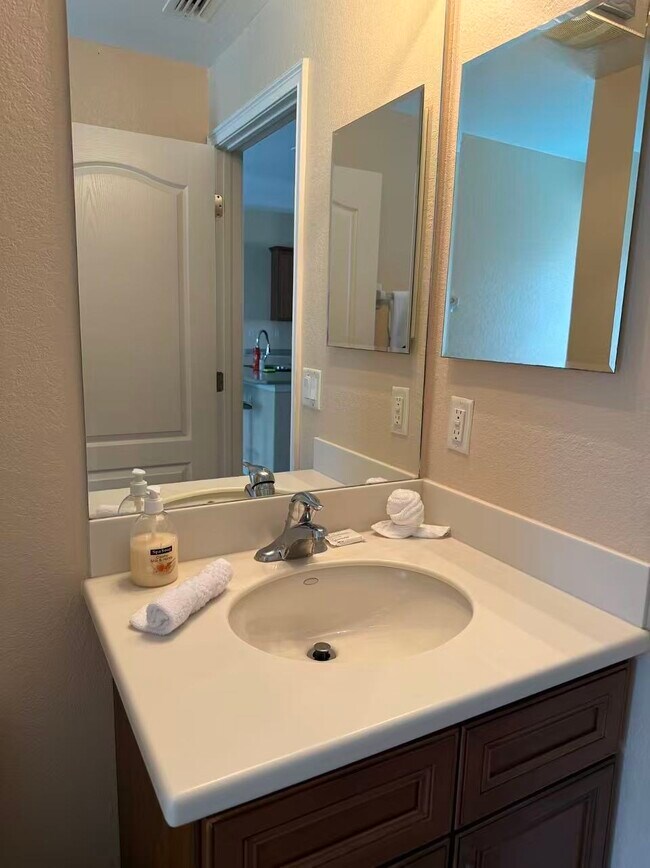 Building Photo - 409 SW 8th St