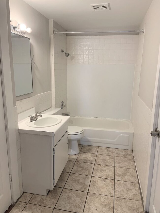 Building Photo - 4 BR 4 BA on Queen City Ave available Augu...