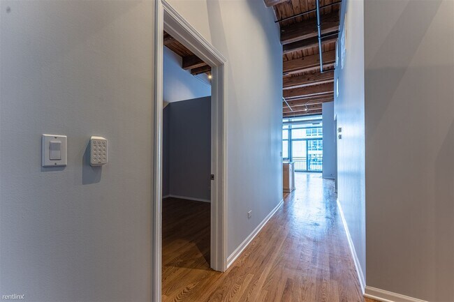 Building Photo - 2 br, 2 bath Condo - 521 W Superior St Uni...