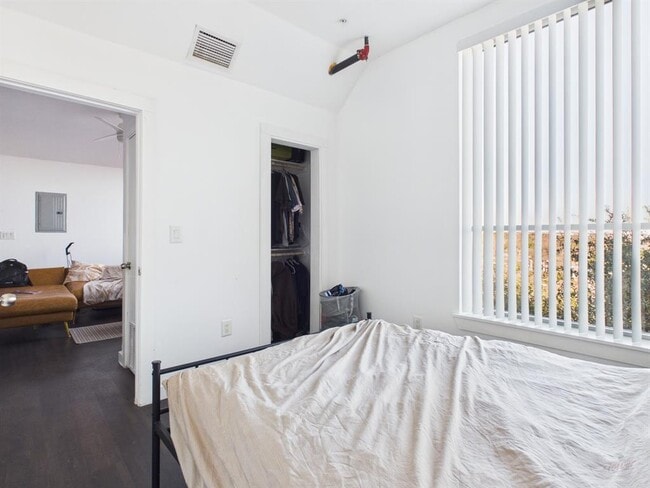 Building Photo - 1010 W 26th St