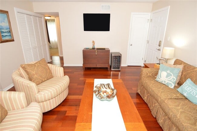 Building Photo - 213 Sea Horse Dr SE