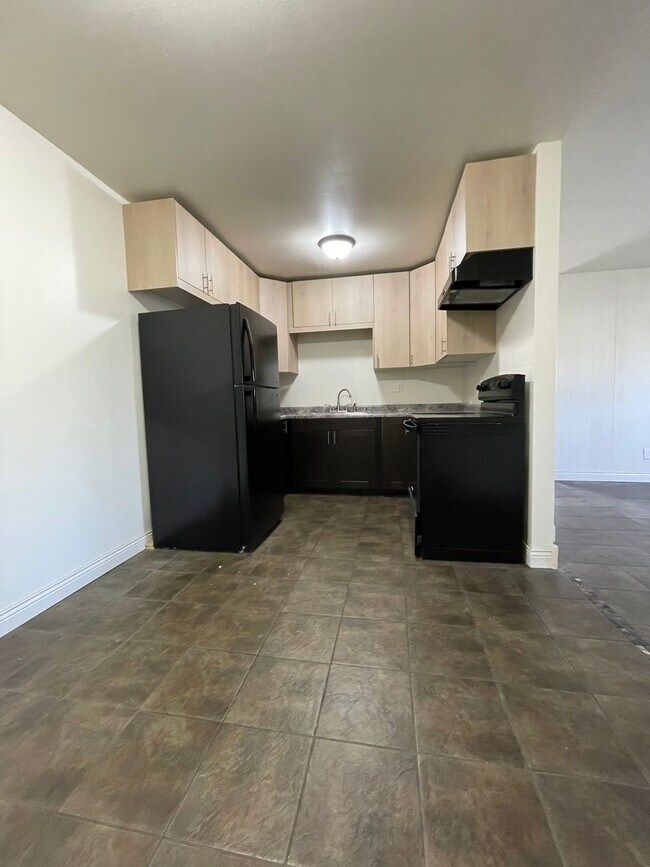 Building Photo - Large 2 bedroom 1 bath apartment