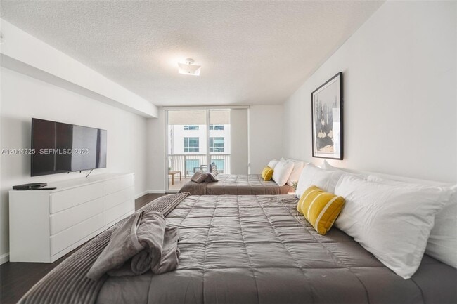 Building Photo - 1200 Brickell Bay Dr