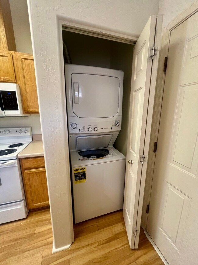 Building Photo - Unfurnished - 1 Year Rental