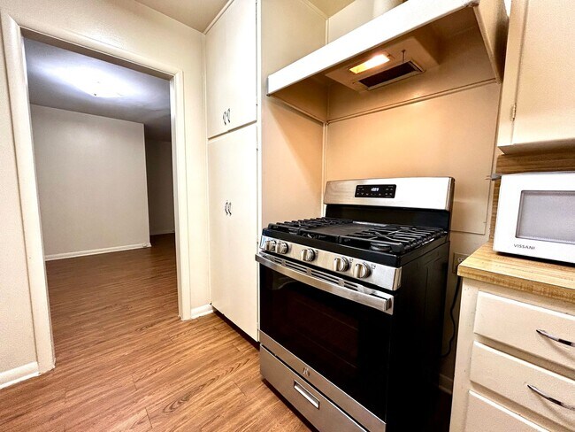 Building Photo - 607 Bellevue Pl