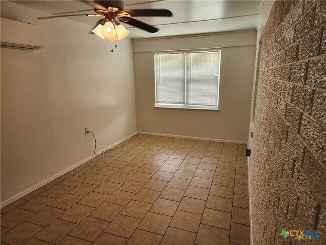 Building Photo - 106 W Avenue G