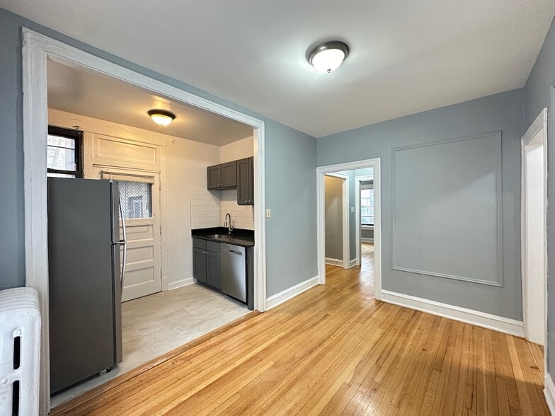 Building Photo - 1321.5 W Estes Ave