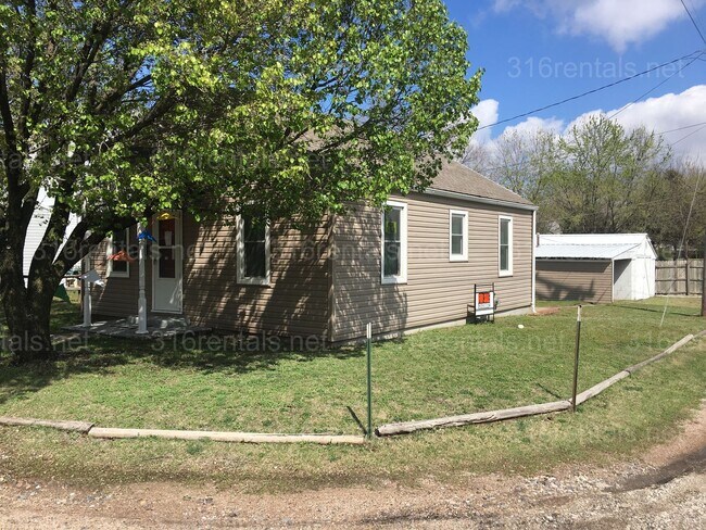 Building Photo - $850 - 2 bed 1 bath - Single Family Home