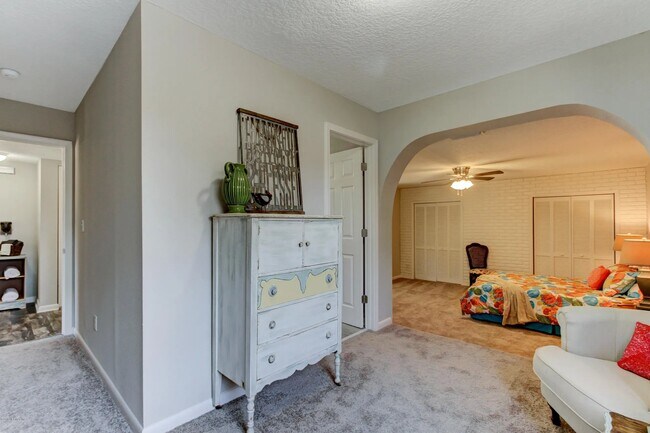 Building Photo - 6530 Pine Summit Dr