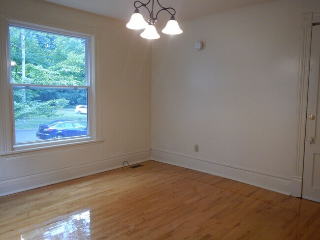 Building Photo - Newly Renovated 1st Floor Apartment with G...