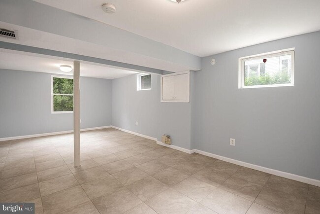 Building Photo - 1606 Crawford Dr
