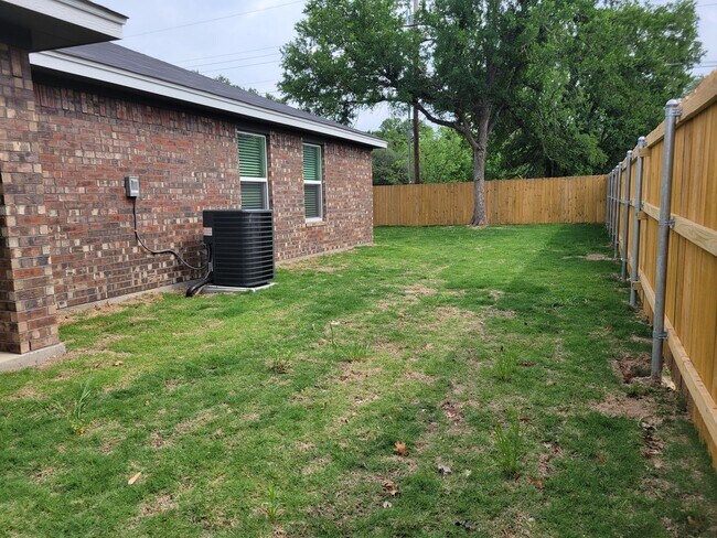 Building Photo - 1606 Pontotoc