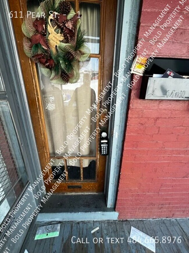 Building Photo - 611 Pear St