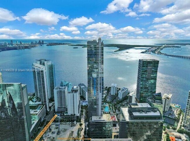 Building Photo - 1435 Brickell Ave